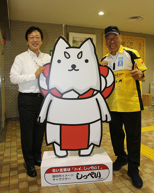 Nobuhiro Tajima reports to Iwata City Mayor of the great achievements at Pikes Peak 2015 by Electric Vehicles 