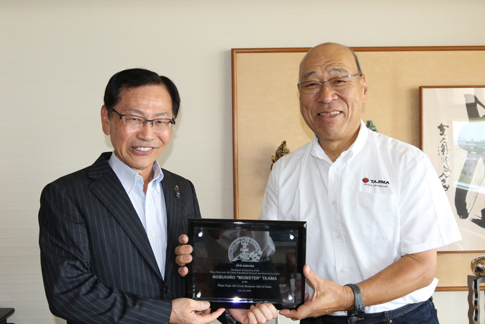 田嶋伸博が袋井市長を訪問、パイクスピーク2015におけるEV勢の活躍を報告